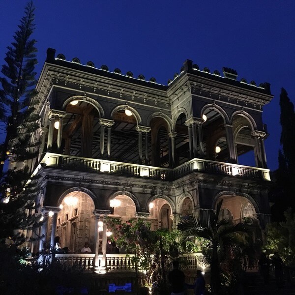 夜間打燈的 The Ruins 豪宅遺跡