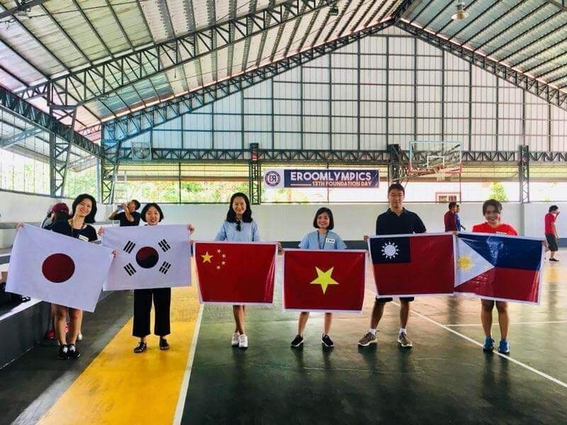 來自不同國家的學生拿著各國國旗