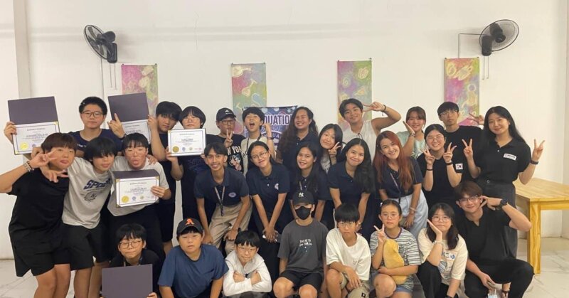 e-Room 學生拿著結業證書在校內拍團體合照