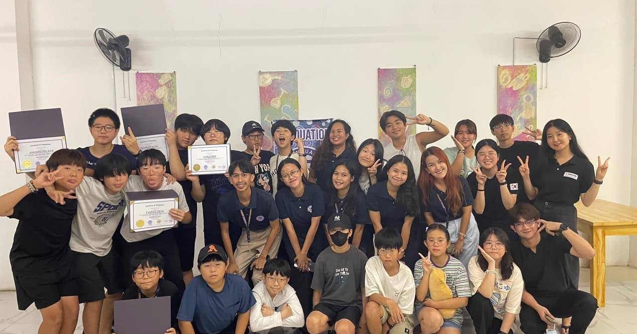 e-Room 學生手拿結業證書的團體合照