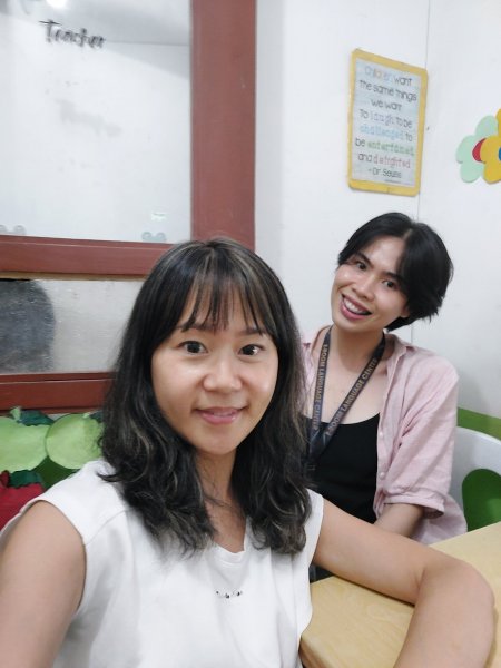 Rebecca 長期遊學期間，在巴科羅 e-Room 教室和老師自拍